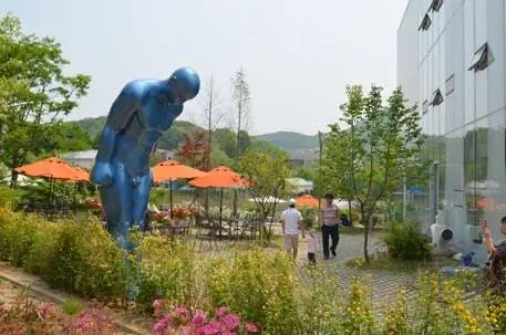 Особенности - Blue-man-statue-lp-crop