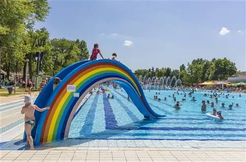 Ванны Palatinus в Будапеште в Венгрии в солнечный день