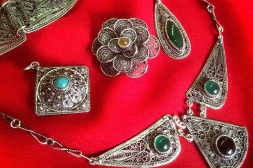Традиционные филигранные украшения в коллективе Filigrani в Призрене. Традиционные филигранные украшения в коллективе Filigrani в Призрене.