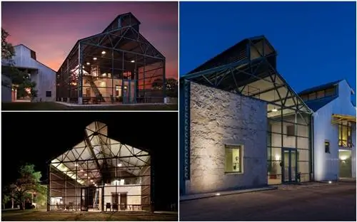 Стеклянный дом загорелся в сумерках в сельской местности Техаса