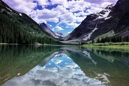 Двойные 14ers (горы более 14 000 футов) Maroon и North Maroon Peak. Двойные 14ers (горы более 14 000 футов) Maroon и North Maroon Peak.