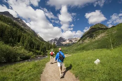 Путешественники поднимаются по тропе к Maroon Bells. Путешественники поднимаются по тропе к Maroon Bells.