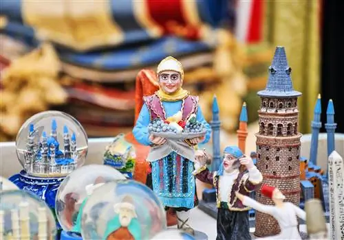 Коллекция маленьких фигурок, выставленных в магазине.