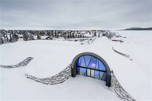 Внешний вид Icehotel в шведской Лапландии в снегу