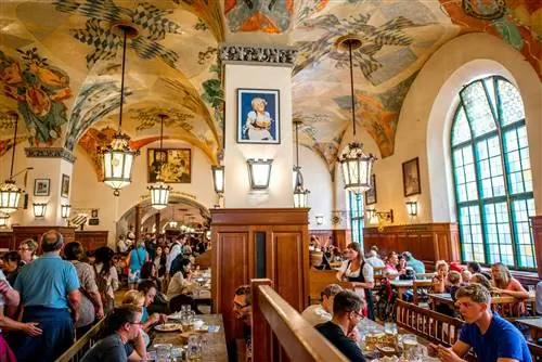 Переполненный интерьер паба Hofbrauhaus в Мюнхене