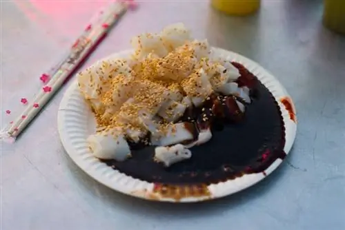 Chee cheong fun, лапша на пару с уникальной заправкой, которую подают в киоске на оживленной уличной улице Lg Baru (Новый переулок) в Джорджтауне.