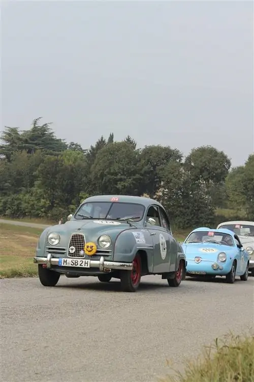 Зарегистрированный в Германии Saab 93A возглавляет тройку автомобилей.