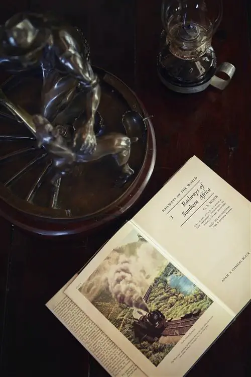 Книга о старых железных дорогах и других памятных вещах в Selati Lodge.