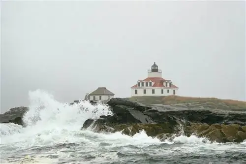 Волны разбиваются о скалы рядом с Egg Rock Light