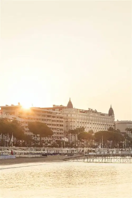 Солнце освещает крышу отеля InterContinental Carlton в Каннах.