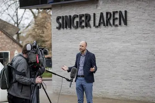 Певец Laren Museum Эверт ван Ос общается с прессой возле музея
