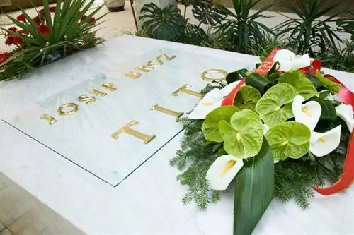 Могила Тито в Доме цветов.