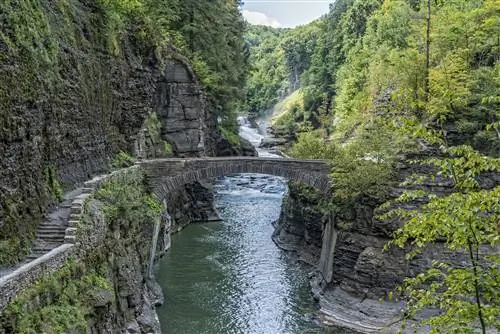 Нижний водопад в государственном парке Летчворт, Нью-Йорк