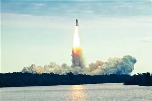 космический шаттл стартует из Космического центра Кеннеди