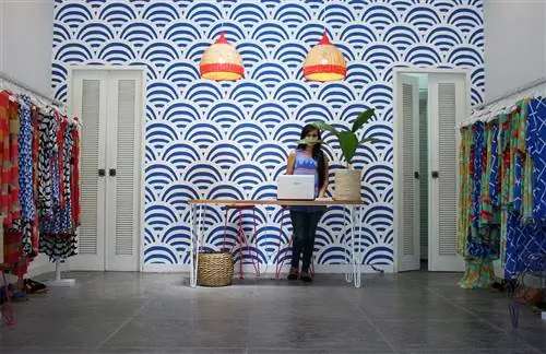 Хотите надеть что-нибудь яркое, отправляясь в знойные бары Бали? Оцените эклектичные принты в бутике Mister Zimi в Семиньяке.