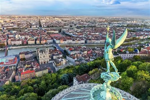 Вид с воздуха на крыши Лиона из базилики Фурвьер.