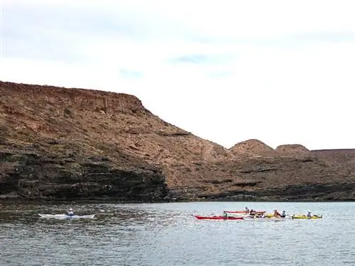 Каякеры наслаждаются пейзажем вокруг острова Эспириту-Санто.