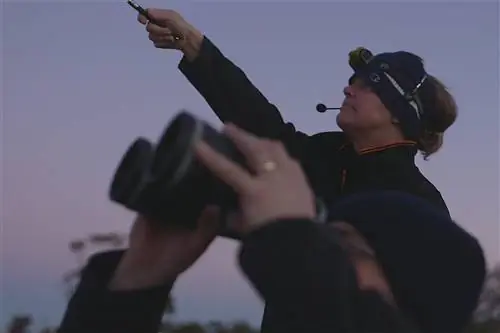 Нужна помощь в отличии новой звезды от туманности? Пусть опытный гид, такой как Линда Надж из Астрономии в глубинке Брокен-Хилла, осветит вам путь. Изображение предоставлено Outback Astronomy