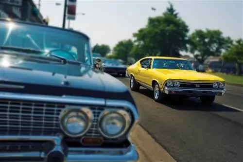 Винтажные автомобили в круизе Woodward Dream Cruise