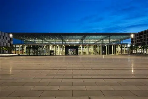 Терминал берлинского аэропорта Бранденбург «Вилли Брандт». Это международный коммерческий аэропорт, расположенный на южной окраине Берлина в Шенефельде.