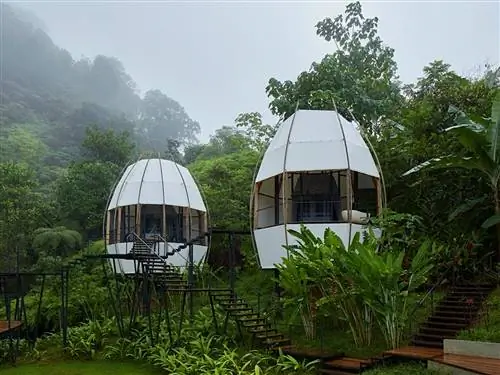 Внешний вид комнат в форме стручка на курорте Art Villas Resort в Коста-Рике.