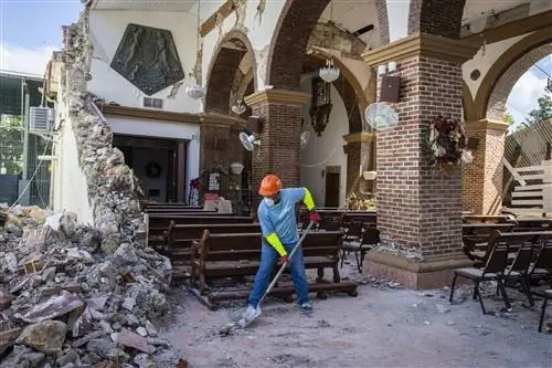 Рабочие убирают мусор из церкви Непорочного Зачатия в Гуаянилье, Пуэрто-Рико.