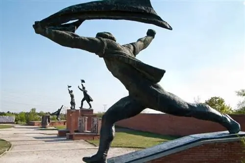 Памятник Республике Советов в парке Мементо в Будапеште.