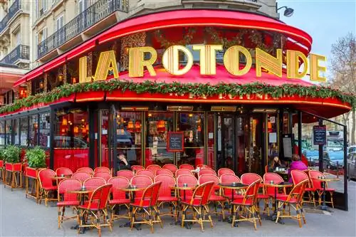 красные стулья и красный шатер La Rotonde квартала Монпарнас в Париже, Франция красные стулья и красный шатер La Rotonde квартала Монпарнас в Париже, Франция