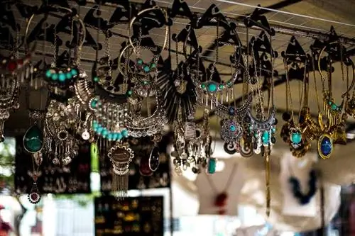 Ожерелья для продажи на ярмарке хиппи в Ипанеме.