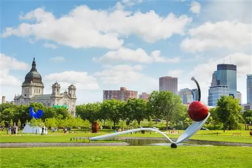 Знаменитая скульптура Spoonbridge and Cherry в Саду скульптур Миннеаполиса в Миннеаполисе, Миннесота. Знаменитая скульптура Spoonbridge and Cherry в Саду скульптур Миннеаполиса в Миннеаполисе, Миннесота.