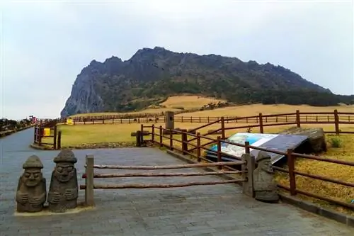 Seongsan Ilchul-bong отлично подходит для восхождения на вулкан.