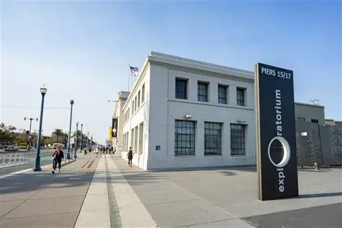 Знак для исследовательского центра Pier 15/17 в Сан-Франциско.