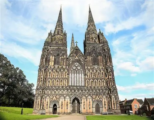 Глядя на тщательно продуманный готический фасад каменного собора с тремя шпилями, покрытого скульптурами.