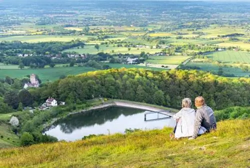 6 лучших однодневных поездок из Бирмингема: узнайте, как Мидлендс сформировал мир
