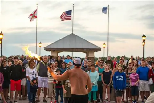 Люди смотрят уличного артиста, играющего с огнем, Ки-Уэст