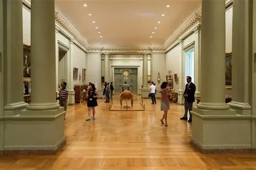 Люди рассматривают искусство в галерее музея Гетти.