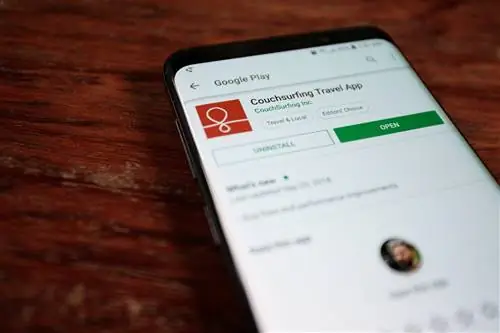 Крупный план телефона Android, на экране которого отображается туристическое приложение Couchsurfing. Крупный план телефона Android, на экране которого отображается туристическое приложение Couchsurfing.