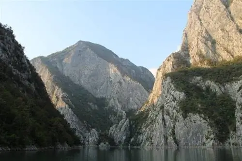 Известняковые ущелья на озере Коман, вид с парома.