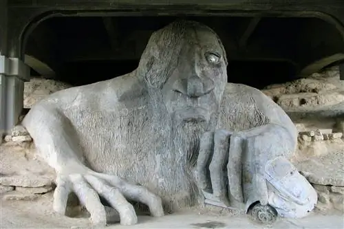 Построенный в 1990 году, Fremont Troll находится под мемориальным мостом Джорджа Вашингтона.