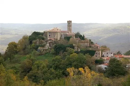 Средневековый город Заврсье расположен на склоне холма в Хорватии, дом и другие здания, кажется, стекают вниз с самой высокой точки, где находится колокольня.