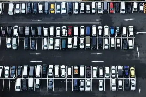 Вид с воздуха на автостоянку