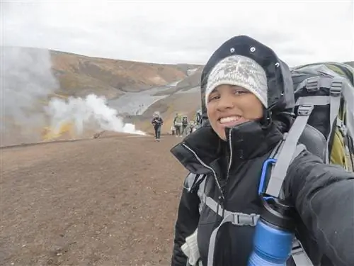 Туристка Габби делает селфи в свой первый день путешествия по тропе Ландманналаугар в Исландии в 2013 году.