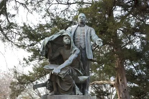 Статуя Букера Т. Вашингтона, снимающего завесу невежества с порабощенного человека в кампусе Университета Таскиги