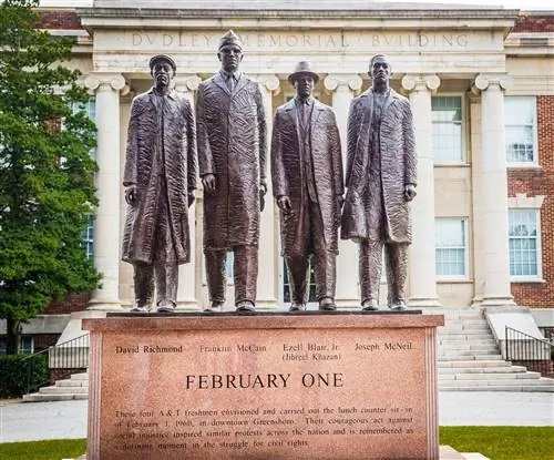 Статуя четверки Гринсборо возле Мемориального здания Дадли в Северной Каролине A&T.