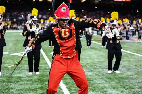 Крупный план барабанщика Grambling State, выступающего с группой Tigers в Mercedes-Benz Superdome в Новом Орлеане.
