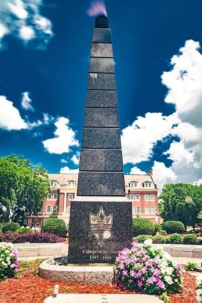 Вид на монумент Вечного огня в кампусе Флориды A&M