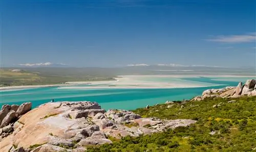 Бирюзовые воды возле пляжа Лангебаан с белым песком на мелководье