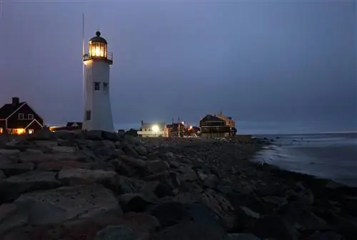 Исторический маяк Scituate на побережье Массачусетса ночью.