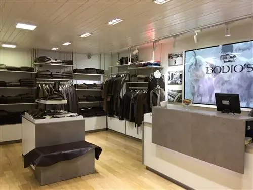 Элегантная одежда из шерсти яка разложена на полках и висит на поручнях в доме яков Бодио в Улан-Баторе.