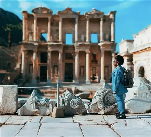 Женщина любуется руинами Эфеса в солнечный зимний день, Измир